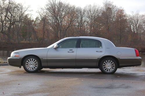2003 Lincoln Town Car Signature Series 4-Door 4.6L EFI V8 Engine Electronic Auto, image 4