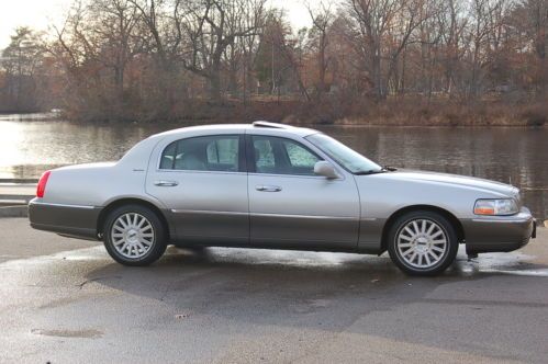 2003 Lincoln Town Car Signature Series 4-Door 4.6L EFI V8 Engine Electronic Auto, image 10