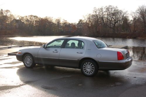 2003 Lincoln Town Car Signature Series 4-Door 4.6L EFI V8 Engine Electronic Auto, image 13