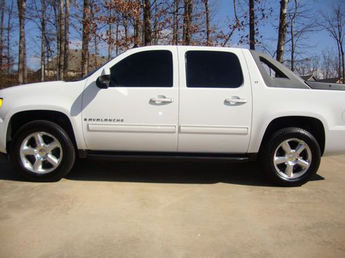 2009 chevrolet avalanche lt crew cab pickup 4-door 6.0l 4x4, new tires, dvd's