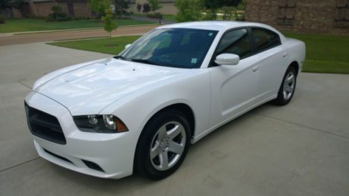 2013 dodge charger police package 5.7 hemi, 4dr, rwd, white, like new