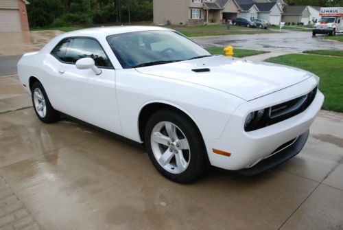 2012 dodge challenger 11k miles excellent condition white