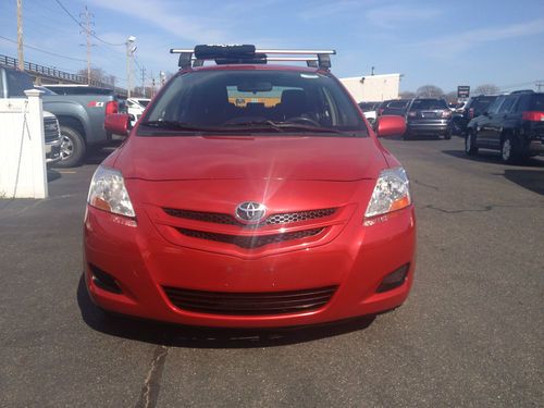 2007 toyota yaris base sedan 4-door 1.5l, clean, great on gas, power windows