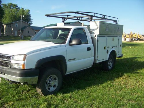 2006 Chevy 4x4 2500HD Utility Truck, image 2