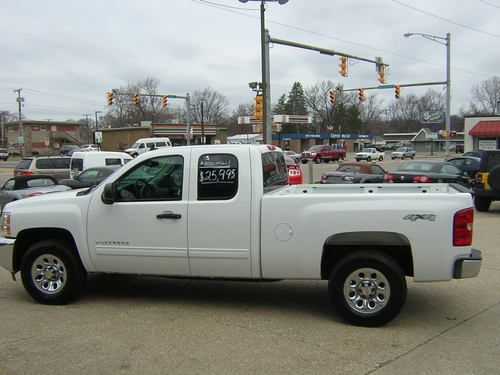 2013 chev. silverado lt k1500 extended cab  4wd- 800 miles