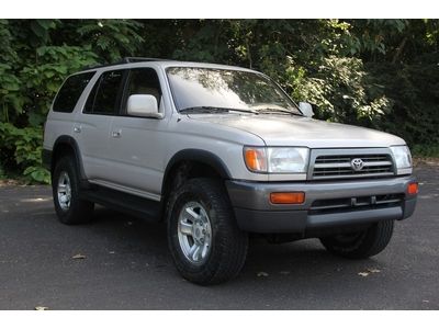 1997 4Runner, Very clean, No rust, low miles, Sunroof, 4X4, NO RESERVE!!, image 2