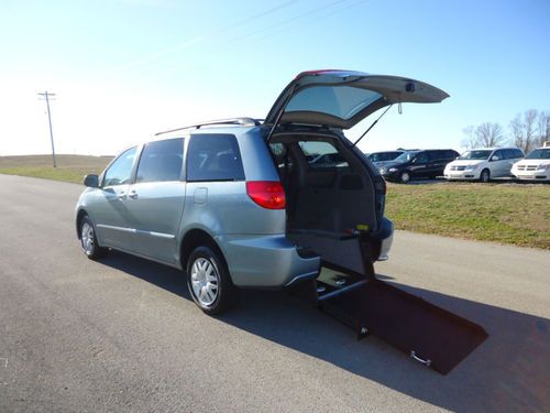 Van wheelchair handicap  ramp toyota sienna le 2010 like new rear entry