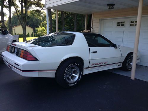 Iroc z28 camaro, 350 engine, 5.7 liter automatic, white with red interior