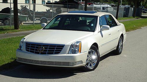 2009 cadillac dts , highway miles, dead showroom new