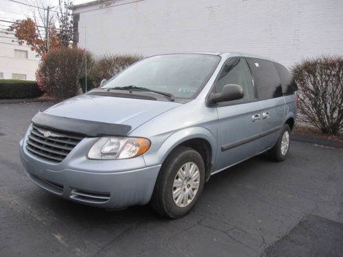 2005 chrysler town &amp; country , minivan , low miles , looks and runs great !!!