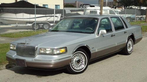 1996 lincoln town car signature , ex cln , cold ac , no issues , no reserve