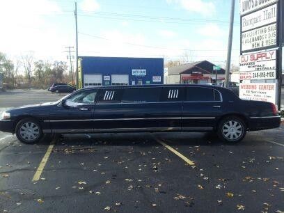 Midnight blue 2006 lincoln towncar limousine