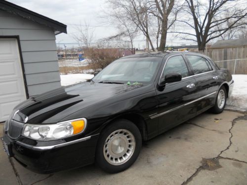 2002 lincoln town car executive l sedan 4-door 4.6l