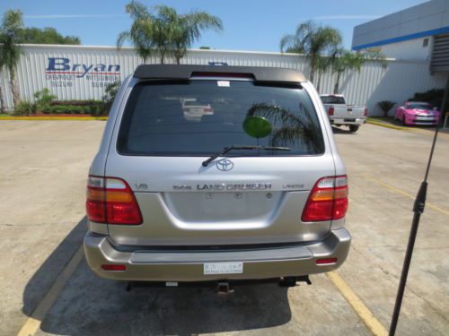 NO RESERVE - low miles, leather, CD changer, 3 row seating, sunroof, 4WD, AWD, image 6