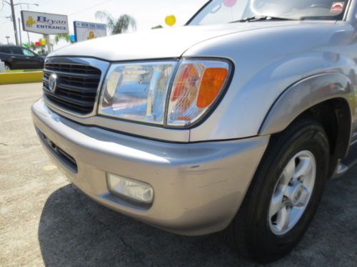 NO RESERVE - low miles, leather, CD changer, 3 row seating, sunroof, 4WD, AWD, image 12