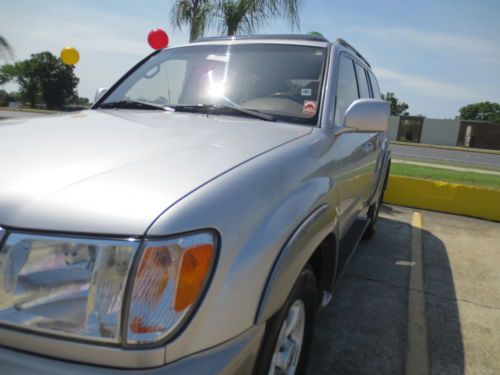 NO RESERVE - low miles, leather, CD changer, 3 row seating, sunroof, 4WD, AWD, image 16