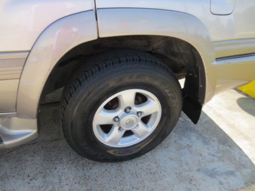 NO RESERVE - low miles, leather, CD changer, 3 row seating, sunroof, 4WD, AWD, image 22