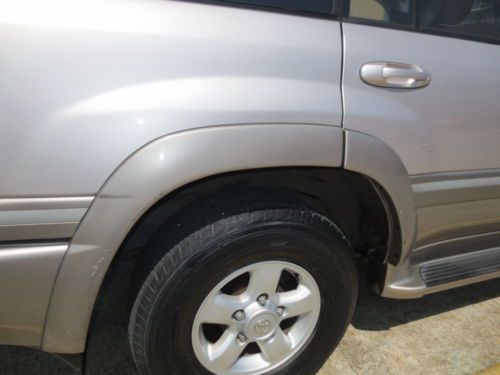 NO RESERVE - low miles, leather, CD changer, 3 row seating, sunroof, 4WD, AWD, image 28