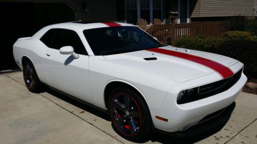 2014 dodge challenger rallye redline v6 (like new, 2,500 miles) (not sxt)