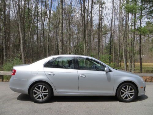 ONE OWNER 5 SPEED TDi DIESEL SMOKE FREE SUNROOF MICHELIN TIRES ALLOY WHEELS, image 7