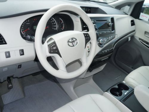 2014 toyota sienna le 8 passenger