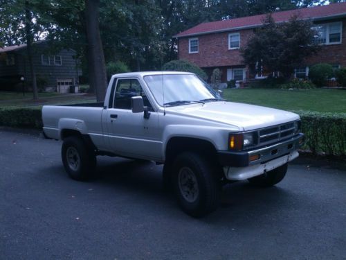 1988 toyota sr5 pickup 5spd 4wd in great shape! no undercarriage rust!