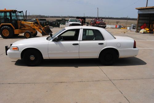 Ford crown victoria 4 dr. sedan (police cruzier)