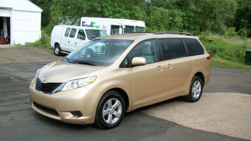 2011 toyota sienna le handicap wheelchair mobility van