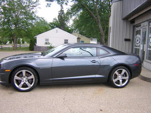 2011 chev. camaro ss coupe-6.2 v8-6spd man. -8600 miles