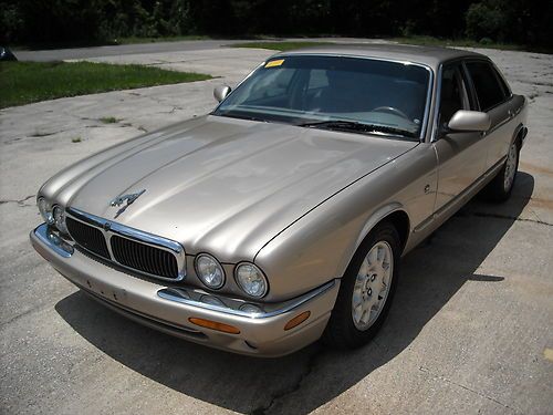 Absolute beautyful xj8,no reserve auction,last bidder will get the car