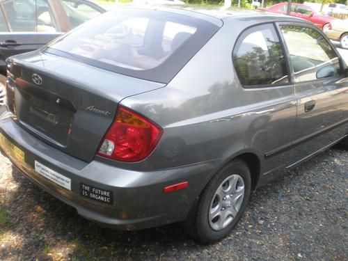 2004 Hyundai Accent Base Hatchback 3-Door 1.6L, image 2