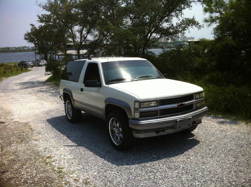 White &amp; gray k-5 blazer,4x4,headers,k&amp;n filter,rims,nice sound system,runs great