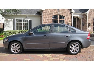 2007 volvo s40 leather roof 4cylinder 97000miles 1-owner no accidents 4new tires