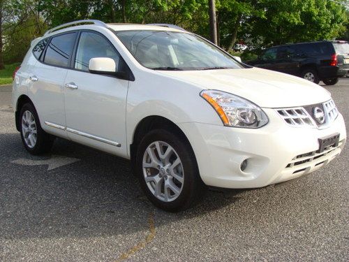 2011 nissan rogue sv -  nearly new - 12k miles - leather - smells factory