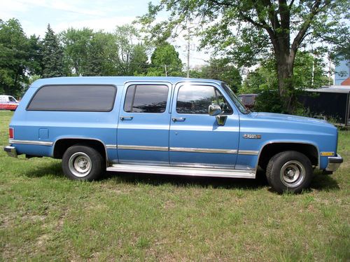 1987 gmc suburban, only 20500 actual miles, one owner, 1/2 ton 2 wheel drive