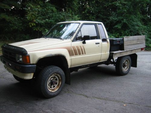 Toyota pick-up.nov 87-4cyl-22re-5 speed-2wheel/4wheel-extra cab-efi