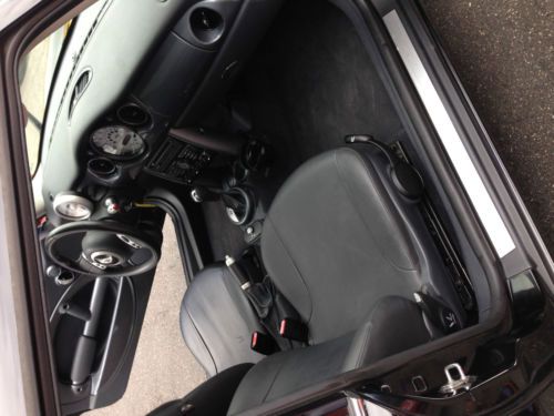 2004 Mini Cooper Base Hatchback 2-Door 1.6L, image 2