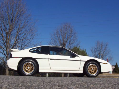 Awesome near flawless 1988 pontiac fiero gt 5-speed low miles future collectible