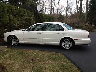 2005 jaguar vanden plas base sedan 4-door 4.2l