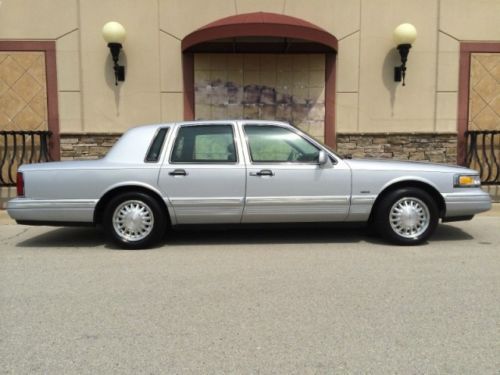 1996 lincoln town car signature series * 1 owner * only