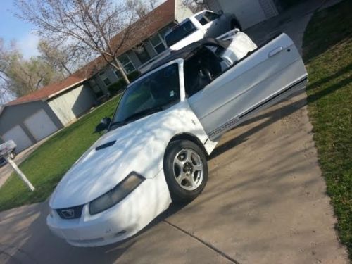 2001 ford mustang dulex convertible 2-door 3.8l