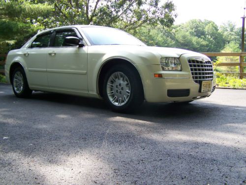 2005 chrysler 300 4dr ***low mileage***