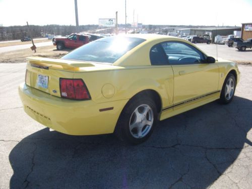 2001 ford mustang base