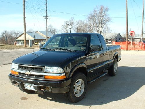 2003, black, automatic, 4x4, extended cab, 6 cyl., 3 door , low reserve