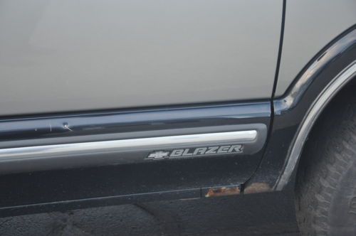 1999 Blazer Local Trade In. Runs and drives. Michigan Patina (some rust), image 17