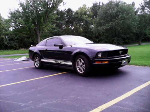 Black 2005 ford mustang base coupe 2-door 4.0l