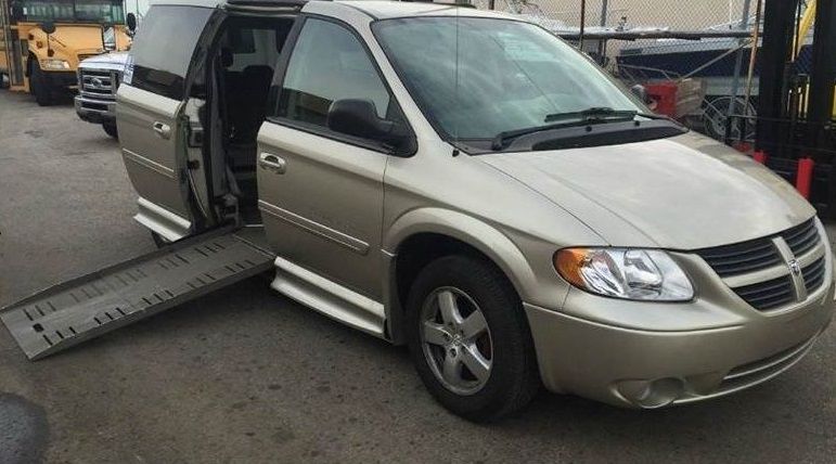 2005 dodge grand caravan vmi handicap mobility wheelchair accessible mini-van 83,538 miles clean title $12,700