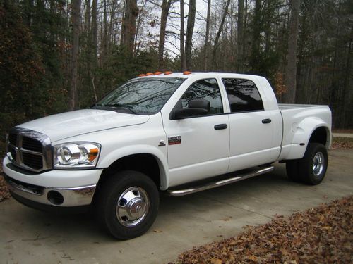 Only 29,000 mi. 1 owner diesel v8 truck tow package, rubber mats, fender flares