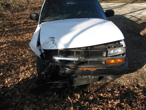 Chevrolet - wrecked 03 chevy s10 2.2l 5 speed 2wd