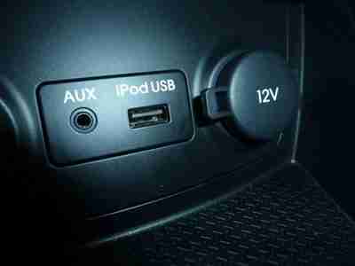 Front Wheel Drive 34 MPG Stereo with Aux USB Port Used Cars Greater Kansas City, image 20